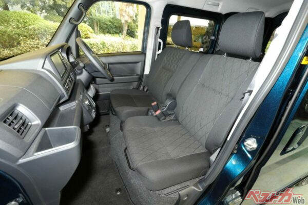 e-ハイゼットカーゴと違ってシートが厚い。後席はe-ハイゼットカーゴ（4シーター）はベンチシートだが、e-アトレーはセパレートシートとなる