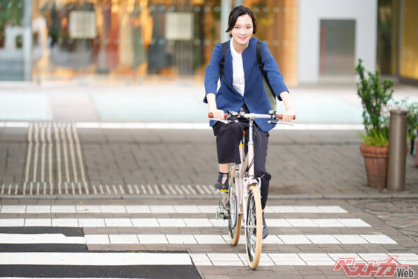 歩行者用信号に従って自転車で横断歩道を渡るのは原則違反（歩行者用信号機に「歩行者・自転車専用」の標識がある場合を除く）