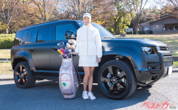 現在の愛車、ランドローバー ディフェンダーとともに。「荷物が多いので大型のSUV一択！」なのだとか