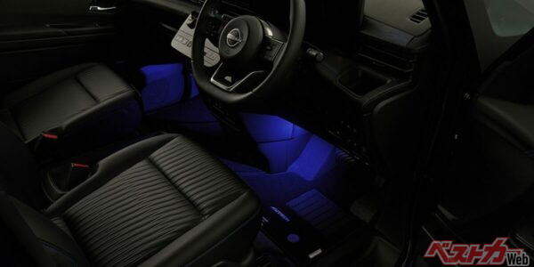 AUTECHフットウェルランプ。AUTECHらしいブルーのカラーが似合う