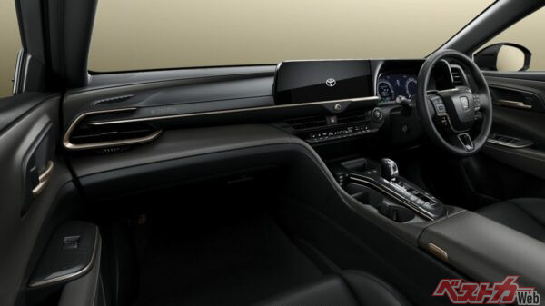 特別設定内装色 ブラックラスター。単なる「黒」ではなく、素材ごとに異なる艶の対比が楽しめる贅沢な仕立てだ