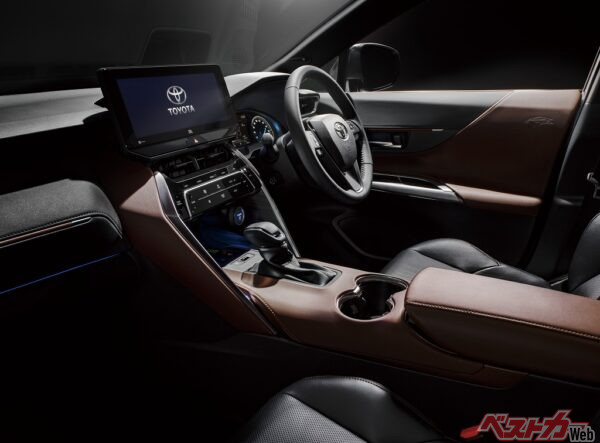 ハリアーのインテリアも大型ディスプレイが備わる。ただし先進運転支援の機能においてはランクル250には及ばない