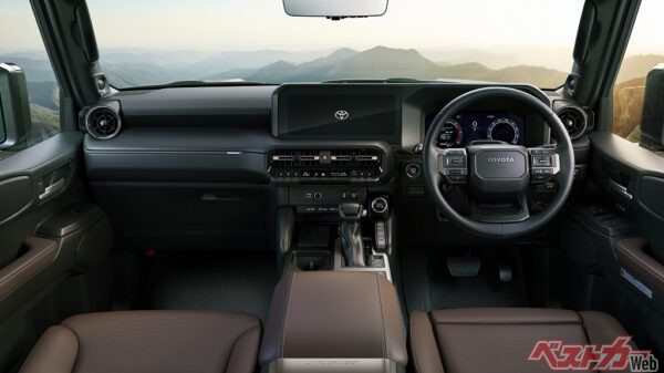 質実剛健とした作りのインテリア。一方で大型ディスプレイが並ぶなど高い先進性も備わる