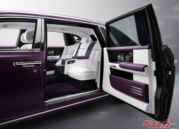 閉める際の音までもが品のあるテイストに仕立げられている高級車。アッパレ!!