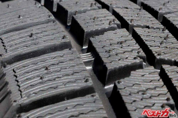 写真中央にあるのがプラットホーム。スタッドレスタイヤの摩耗が50%になるとブロックと同じ高さになり、それが使用限界のサイン(Adobe Stock@tkyszk)