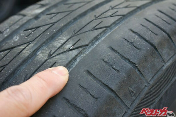 タイヤ表面の細かなヒビ割れ。スタッドレスタイヤは、タイヤ表面に細かなヒビ割れが生じてきたら、そろそろ交換時期(n.s.d@Adobe Stock)
