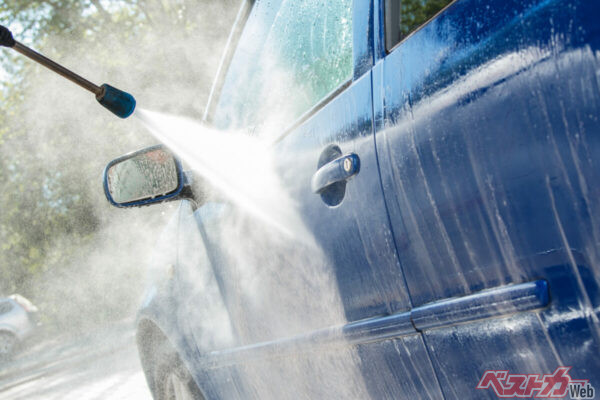 花粉の季節はいつも以上に外装の水洗いを入念に（blackday@Adobestock）