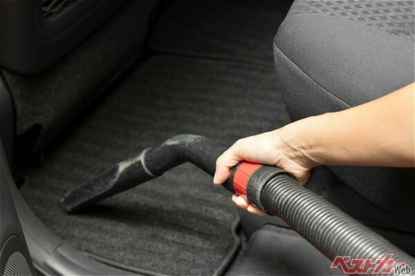 車内の「布部分」は花粉の温床になる。フロアマットは掃除機で（H-ON@Adobestock）