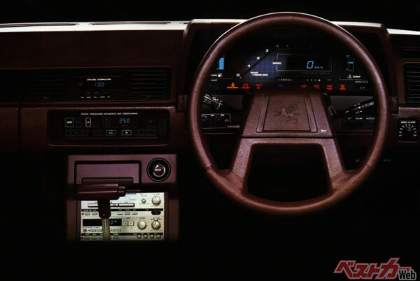 初代ソアラのメーター。デジタルということだけでなく、インパネまわり全体のデザインが未来感を醸しだす。まさに「未体験ゾーンへ」だった