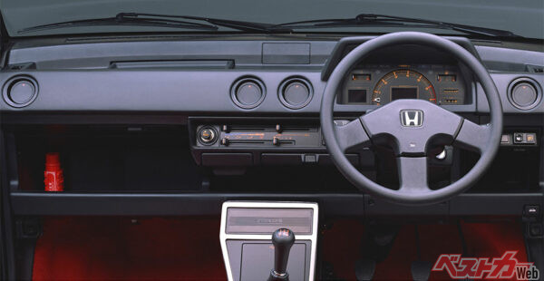 実はデジタルとアナログが併存しているのも1980年代からの特徴。ホンダ シティターボは速度はデジタル、回転計はグラフィック式という混成型