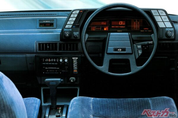 1984年発売の三代目レオーネに搭載された「エレクトロニック・インストルメントパネル」は日本初の全面液晶メーターだった
