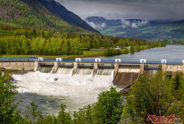 険しい山岳地帯と高低差、豊富な水量と降水量、巨大な貯水能力（巨大な天然のバッテリー）の恩恵があり、ノルウェーは水力発電大国となった。しかしその一方で、北海油田（つまり化石燃料）の開発と輸出にも熱心