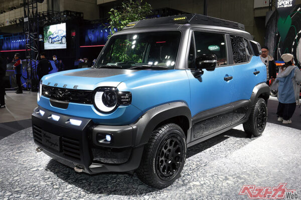 スズキ クロスビー Nature Photographer。Cピラー付近に設置されているボックスはアクションカメラ用のアタッチメント。走行シーンを記録できる