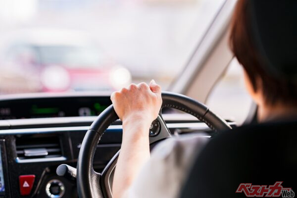 赤信号や前車のブレーキランプを確認したら、早めにアクセルオフ。アクセルを踏んでいない時間を増やすことが、燃料消費を抑える最短ルートだ（PHOTO：Adobe Stock_ show999）