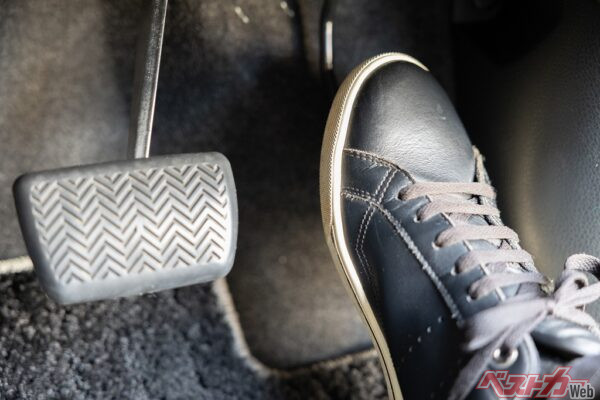 ガソリン車もハイブリッド車も、発進直後のアクセル操作が燃費を左右する（PHOTO：Adobe Stock_tarou230）