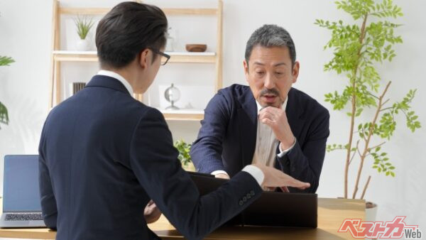 個人個人が裁判をするのではなく、各ドライバーが加入している損害保険会社が間に入り、会社同士で解決を図るのが一般的な形(Takahiro@AdobeStock)