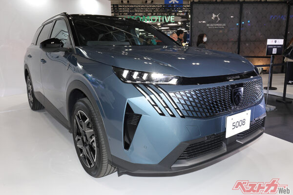 3列シートSUVのプジョー 5008。3代目は全長4810×全幅1895×全高1735mmとワイドかつロングに。SUVで貴重な7人乗りと広い荷室でファン拡大を狙う