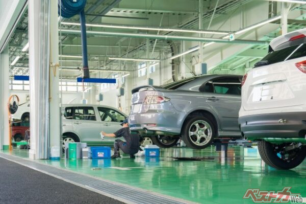 ディーラー車検はなぜ高い？　ディーラー車検と民間の工場車検の違いとは