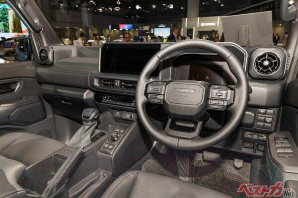 コンパクトでありながらしっかりと情報やスイッチが詰まっている点もメカメカしくてかっこいいぞ