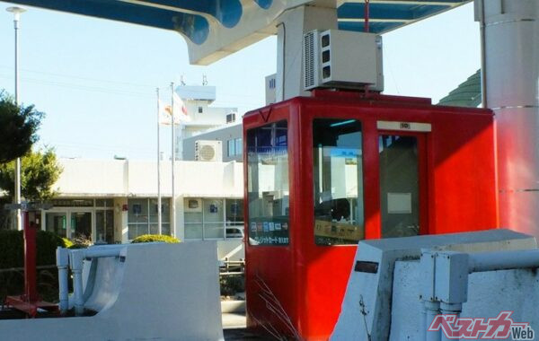 料金所を出てすぐUターンのためのルートが用意されている場合や、一般道に出てから再度高速入口へと戻るケースなど、「特別転回」の方法やルートはインターチェンジごとに異なる。利用する際は料金所係員の誘導に従おう