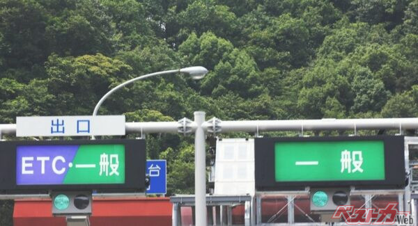 本来の目的地へと戻ることができる「特別転回」を利用する場合は、ETCを使っている場合でも必ず「一般」または「ETC・一般」のレーンへと進入することが必要。料金所の係員や精算機の呼び出しボタンを押し「降りるはずのインターを通り過ぎてしまった」ことを伝えよう