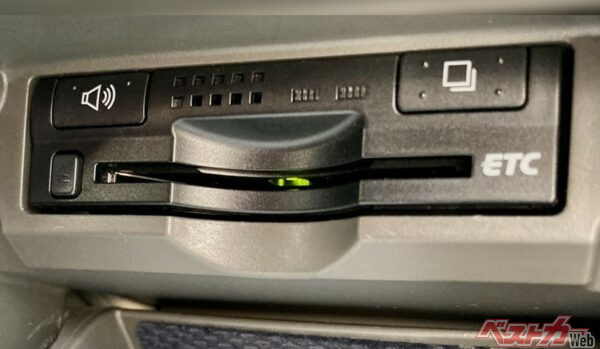 「特別転回」を「ETC・一般」レーンで利用する場合は、その場で清算が行われてしまわないよう車載器からETCカードを抜いておく必要がある。カードを取り出す際は、安全な走行を妨げないよう十分に気をつけよう