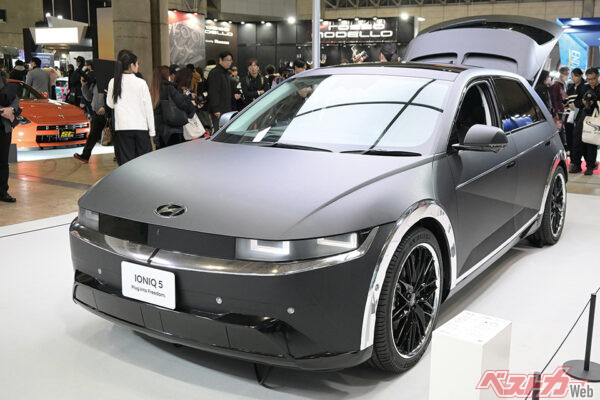 ラゲッジスペースにはギターアンプとフェンダー製特大スピーカーを搭載。どこでもギターやドラムを繋いでフルバンドでの演奏が可能だ