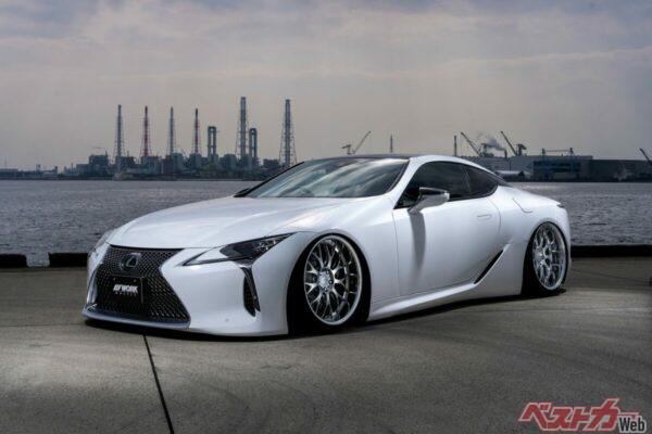 存在感もありながら、なめらかな上品さを持つクルマにも見事調和するデザイン