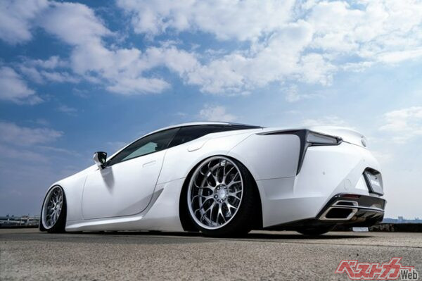 造形の派手さではなく視覚効果で魅せる