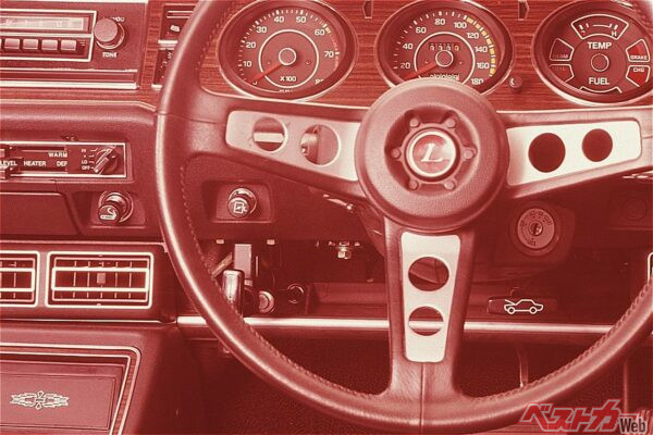 こちらは1972年式日産ローレル2000GX。ステアリングの左側スポークにチョークレバーが見える