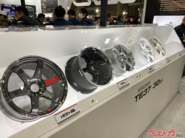 TE37にフィーチャーした展示でアニバーサリームードを盛り上げた