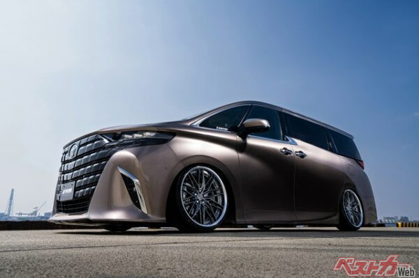 アルファードのような大きい高級ミニバンにピッタシなシャープデザイン