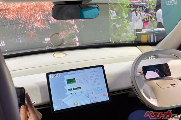 ステアリングには心拍数と発汗を計測するセンサーが埋め込まれている