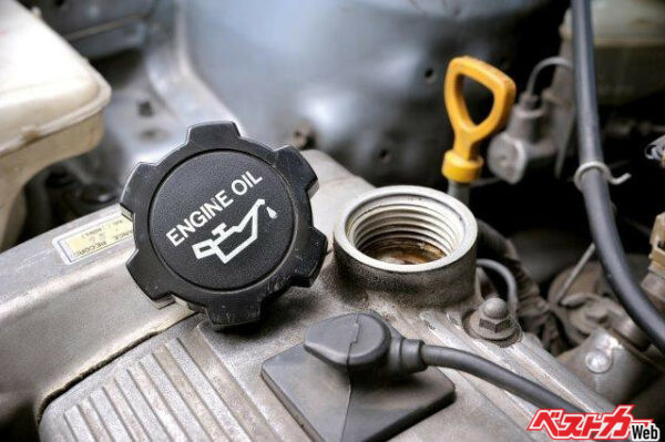 エンジンオイルの汚れをしっかりチェックしたい（NorGal＠Adobe Stock)