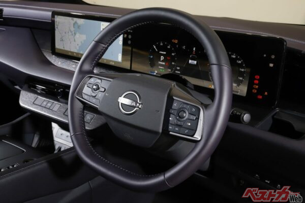 刷新されたインパネ。先進イメージを明白に打ち出している