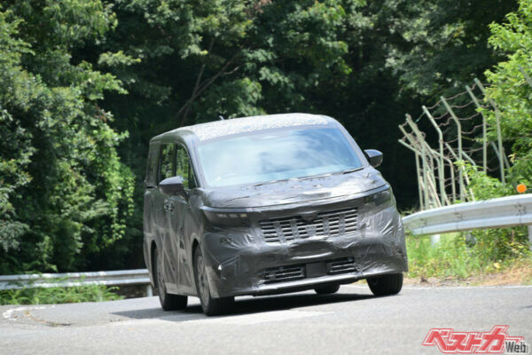 電子制御サスペンションやe-4ORCEの制御でコーナリングも快適に走れる。ドタバタした質感がないのは嬉しい