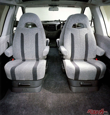 ウォークスルーであると同時に後部座席の椅子を運転席と反対側にすることができた