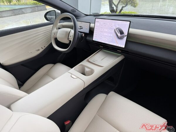 ツートーンデザインが採用されているN6の内装。喧騒を遠ざける没入感のある空間を目指している。大型モニターなどは当然ながら標準装備