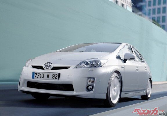 最終型でも今から10年前のクルマとなる30系プリウス。中古車選びでは、経年劣化が進みやすい部分のメンテナンス状況を丁寧に確認することが何より重要