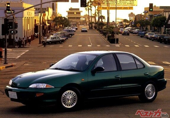 シボレー・キャバリエのOEMモデルながら、トヨタが日本向けに各所を改良し、アフターサービスも充実させた上で、輸入車としては異例の低価格戦略で市場に投入