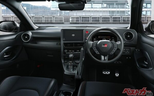 ステアリングも新しくなり、ますますコックピット感を増した