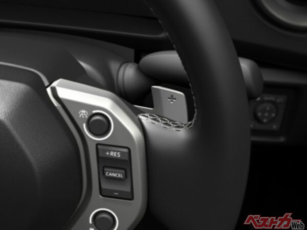 25式がスポークに沿ってスイッチを配置していたのに対し、26式はホーンスイッチ周辺に独立配置。まるでレース用のステアリングのようだ