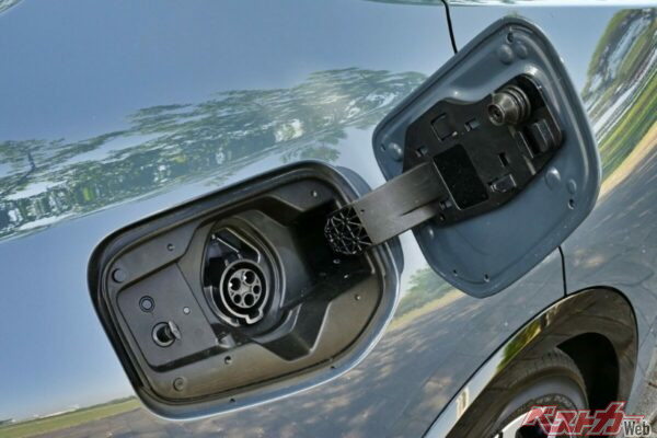 プリウスPHEVの普通充電インレット。急速充電インレットはない