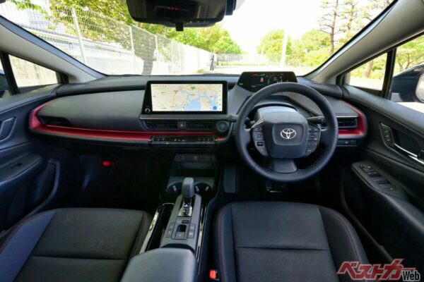 プリウスPHEVのコクピット。AC100V/1500Wのアクセサリーコンセント(非常時給電システム付き)はセンターコンソール後部1個、ラゲージルーム左側1個に配置