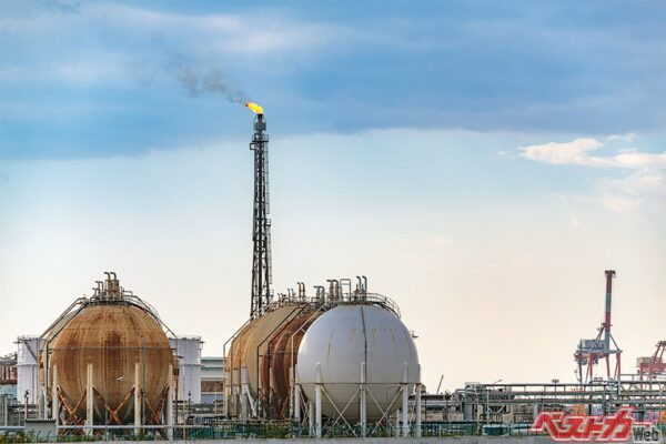 2025年12月末時点での日本の石油備蓄量は、国家備蓄と民間備蓄を合わせて254日分となっている(mtaira@Adobe Stock)