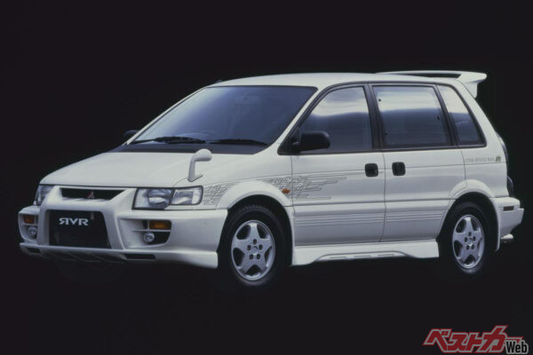 2代目にフルモデルチェンジする前に発売されたRVRハイパースポーツギアR