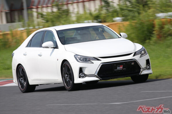 トヨタ マークX GRスポーツ（2017年登場）。専用のサスペンションや19インチホイールを装備する