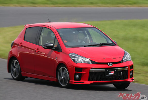 トヨタ ヴィッツ GRスポーツ（2017年登場）。ノーマルから車高は変えない専用サスペンションを採用する。エンジンもノーマルの1.5L直4を搭載