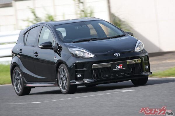 トヨタ アクア GRスポーツ（初代・2017年登場）。スクエア形状のロアグリルがデザインの特徴。専用17インチホイールなど装備