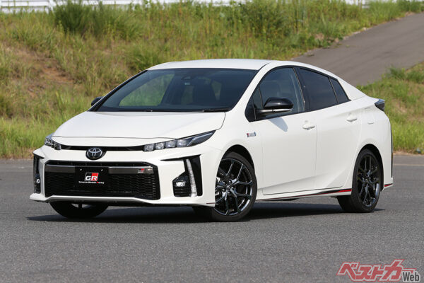 トヨタ プリウスPHV GRスポーツ(2017年登場)。フロントを13mmローダウンした専用サスやエアロなどを装備